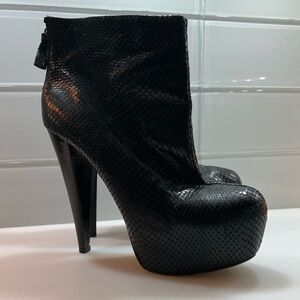 Alice + Olivia Black Snakeskin Pattern High Heeled Boots - 9